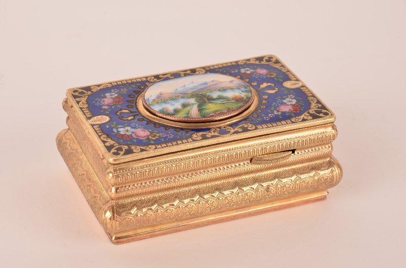 Gilt metal mechanical singing box box.: Gilt metal mechanical singing box box. Enamelled top with flowers and scene of a mountain view.