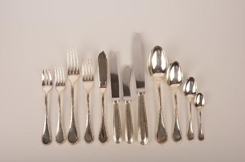 Christofle heavy silver plate dinner service for six.: Christofle French heavy silver plate dinner service for six in the Perles pattern consisting of 72 total pieces.12 pieces per setting, each setting having a dinner, dessert. fish and butter knife. Din