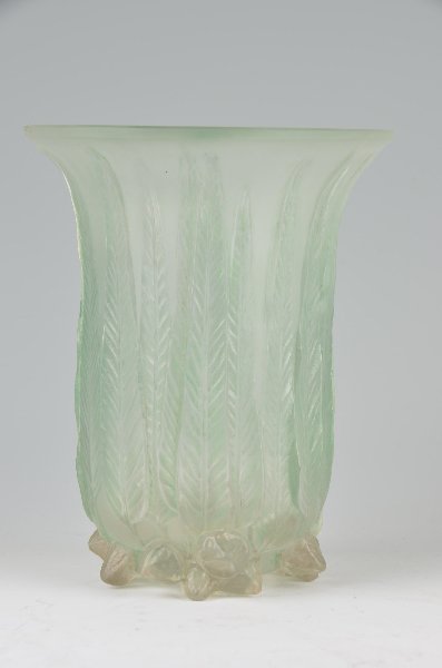 R. Lalique "Eucalyptus" vase in clear glass with a very (1 of 5)