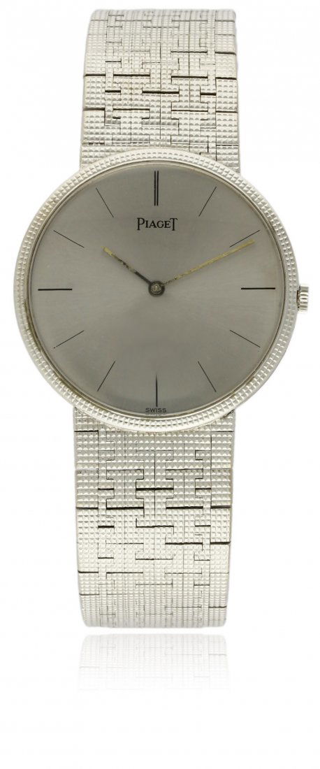A GENTLEMAN'S 18K SOLID GOLD PIAGET BRACELET WATCH: A GENTLEMAN'S 18K SOLID GOLD PIAGET BRACELET WATCH CIRCA 1980s, REF. 903 A 4 D: White gold ''sunburst'' dial with applied hour markers, original hands. M: Manual wind movement signed Piaget & numbered