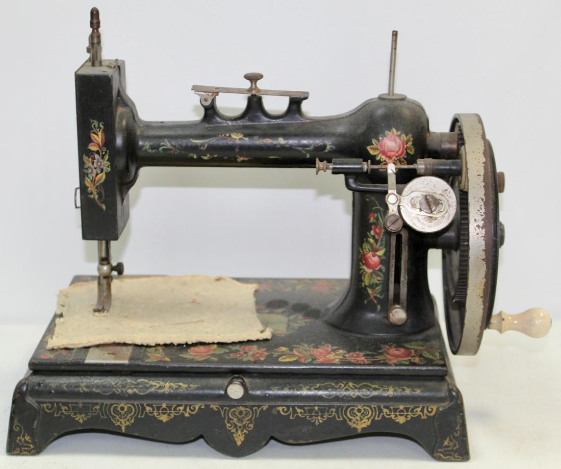 Cast Iron Sewing Machine: Nice Manual Cast Iron Sewing Machine