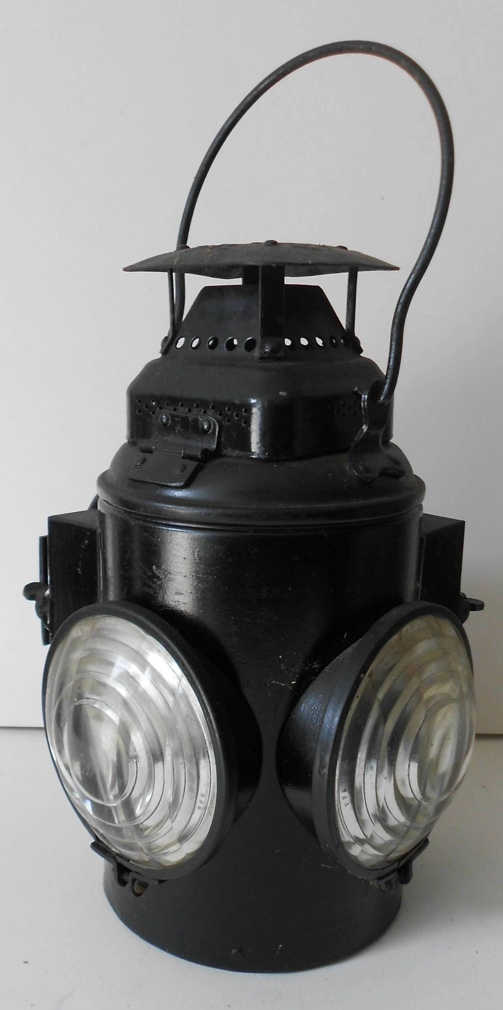 Adlake Locomotive Classification Lamp: An Adlake locomotive classification lamp from the Dale Flansburg collection. Dale has provided information that says it's a model #187. It has one mounting bracket, 2 lenses each of which has separate