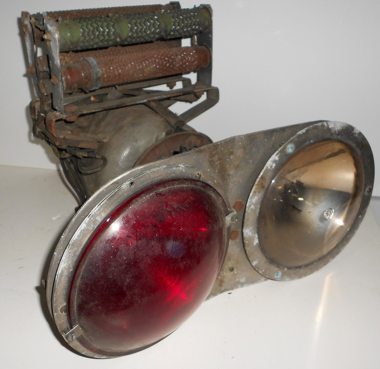 D&H Alco PA-1 Gyralight mechanism from #17: The Delaware & Hudson Railroad Alco PA-1 diesel locomotives are pretty famous. This Pyle Gyralight came from #17 measures about 17" across, 17" deep and the lenses are 6 1/2" in diameter. It's heavy! 