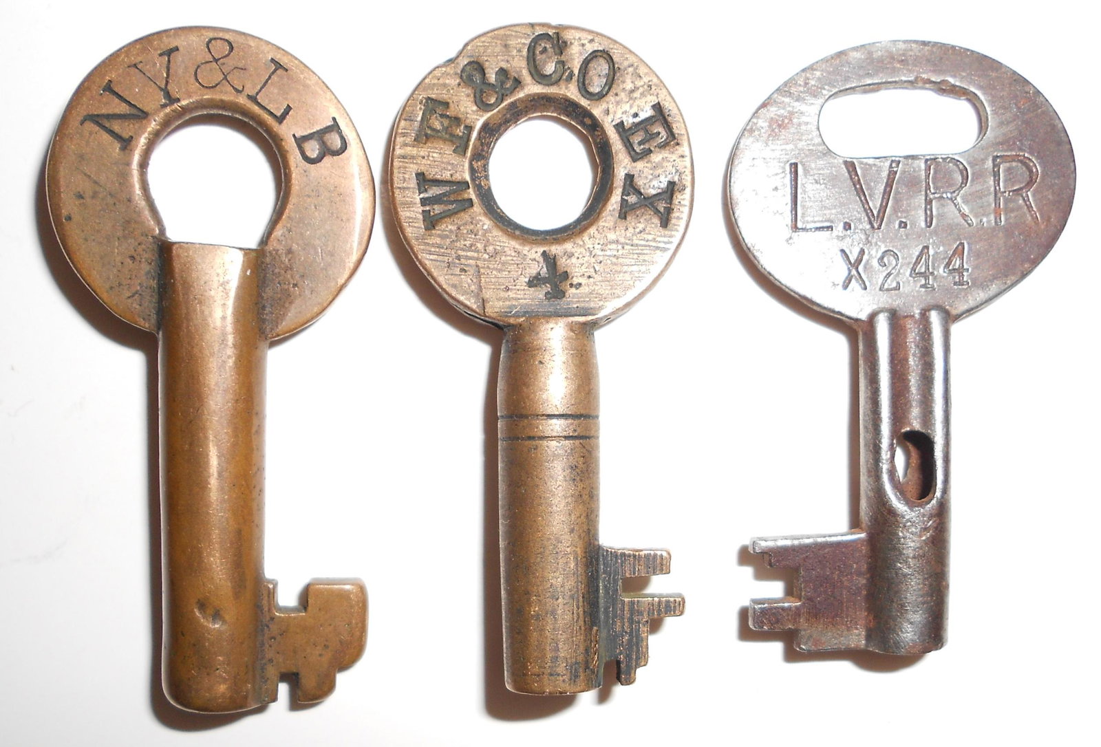 3 Keys: NY&LB, WFCo, LVRR: A group of 3 keys: (1) New York & Long Branch with Fraim Slaymaker diamond logo and faint ?284 on the reverse (2) Wells Fargo & Company Express with a "4" at 6:00 and blank reverse (3) Lehigh Valley C