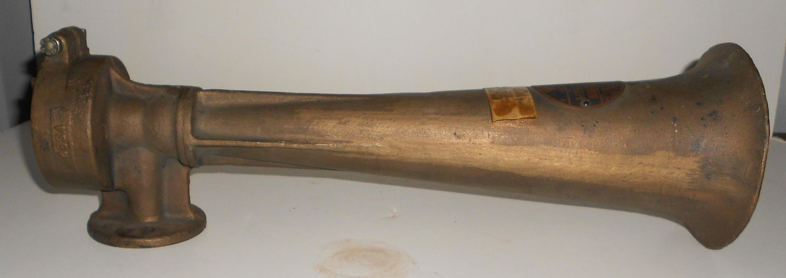 Leslie Brass Tyfon Horn A-75-L from Pennsy 7875: An older Leslie Tyfon horn. It is model A-75-L and looks like it was painted a brass color. It measures 16 1/2" long. Consignor has an old piece of paper taped saying it is from Pennsylvania Railroad 