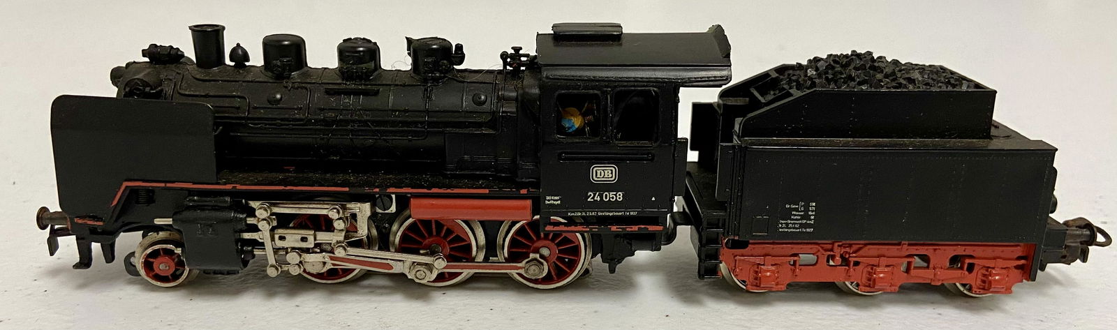 Marklin HO Steam Loco, 2-6-0, 24-058 (1 of 4)