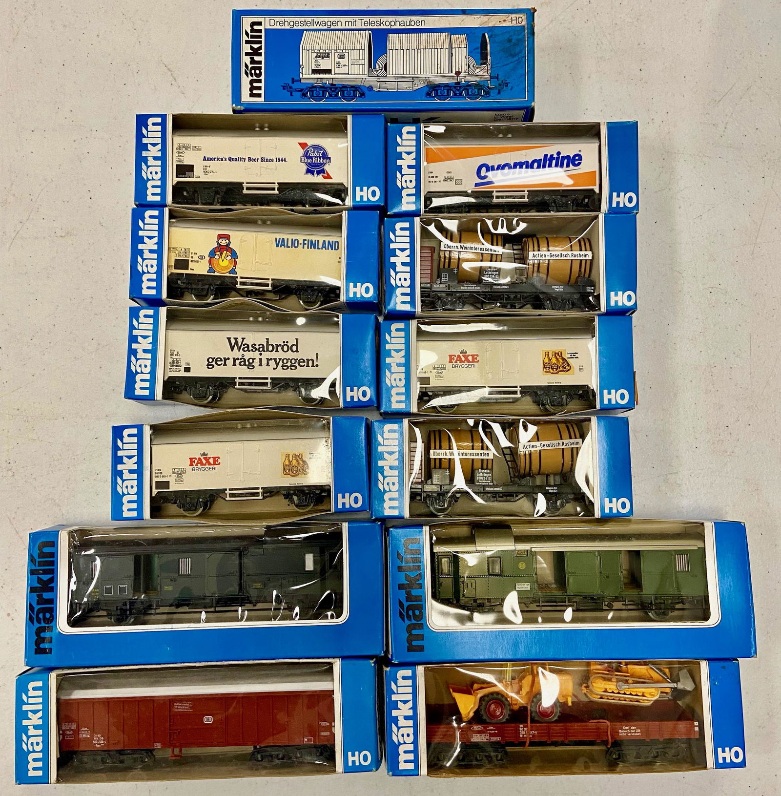 13 Marklin HO RR Cars, in boxes (1 of 4)