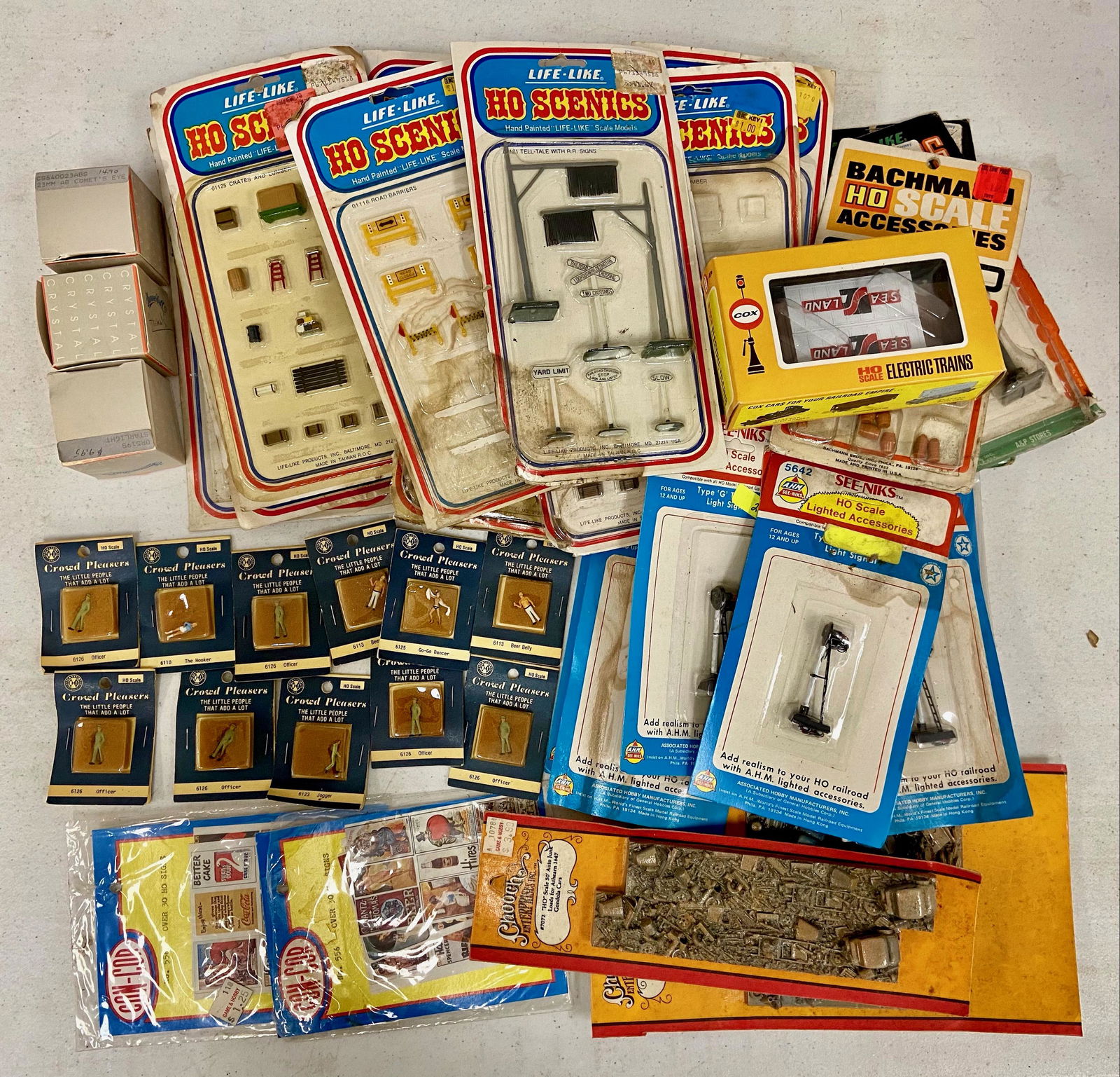 Large Lot of HO Model Accessories (1 of 6)