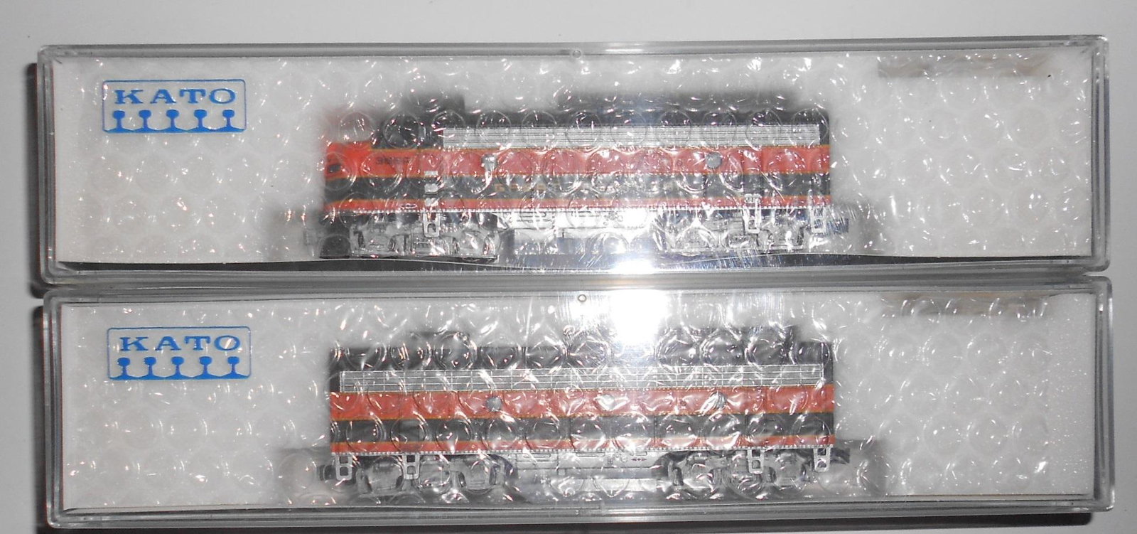 N Scale Kato Great Northern F7 A&B Locomotives: N scale - Pair of Kato Great Northern Railway F7 A + B locomotives. Road numbers are 365A and 365B. Assuming they are both DC. Little if any use. From a New England hoard.