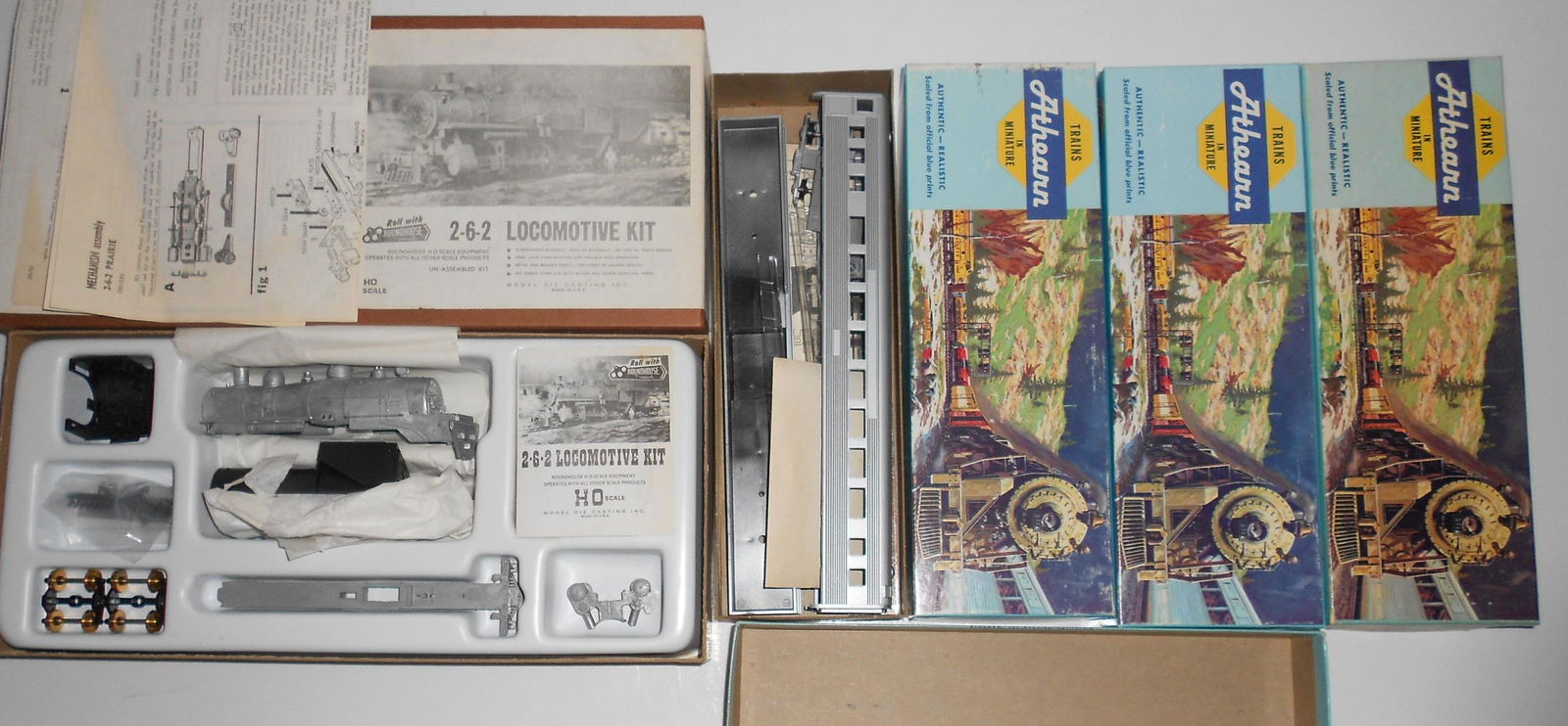 HO Scale Roundhouse 2-6-2 Loco Kit, 4 Ath Pass Cars (1 of 4)