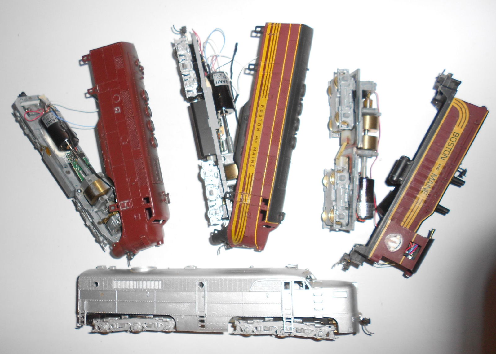 HO Scale - Hobby Town Loose Diesels (4) (1 of 4)