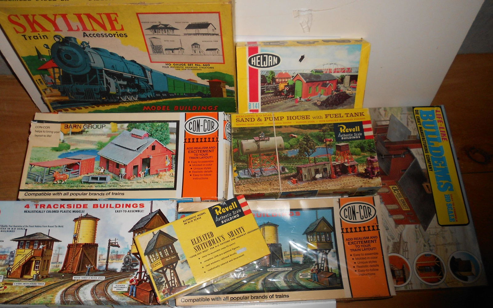 HO scale - 8 Old Plastic / Cardboard Structure Kits (1 of 4)