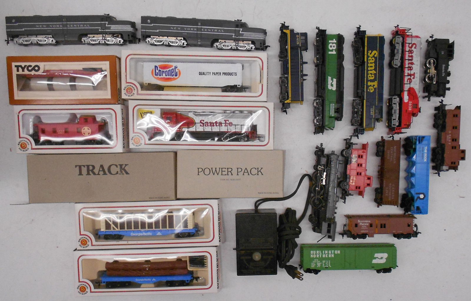 HO Scale Locomotives & Cars Tyco, Bachmann, etc. (1 of 1)