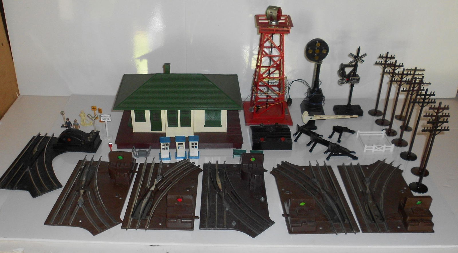 Lionel Accessories & Switches 133, 494, 140 (1 of 5)