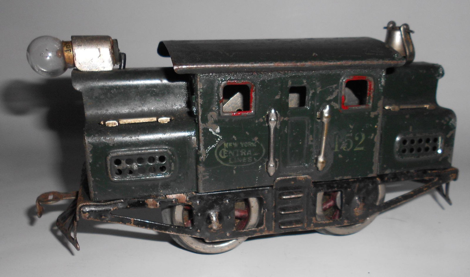 Lionel Locomotive #152 NYC Lines pre war: A Lionel O Gauge #152 locomotive that has the details applied to the body. This one has a headlight and bell. Untested and pre war Lionel O gauge.