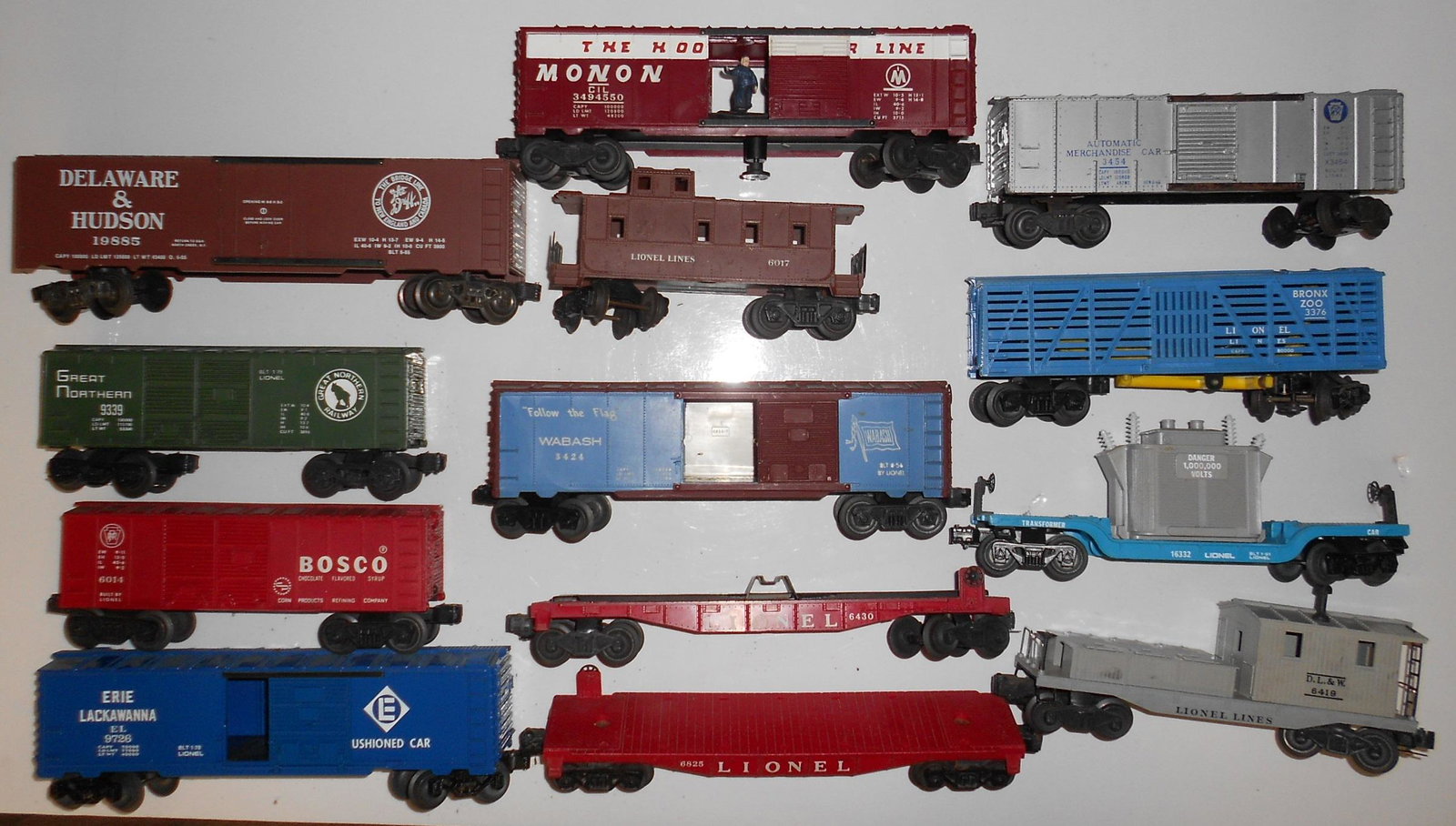 Lionel 027 Cars (13) 19885, 9339, 6014, 9726: Lionel 027 cars without boxes. Group includes 13 cars: 19885, 9339, 6014, 9726, 3494 Monon loose door, 6017, 3424, 6430, 6825, 3454, 3376, 16332, 6418. Expect use and no abuse.