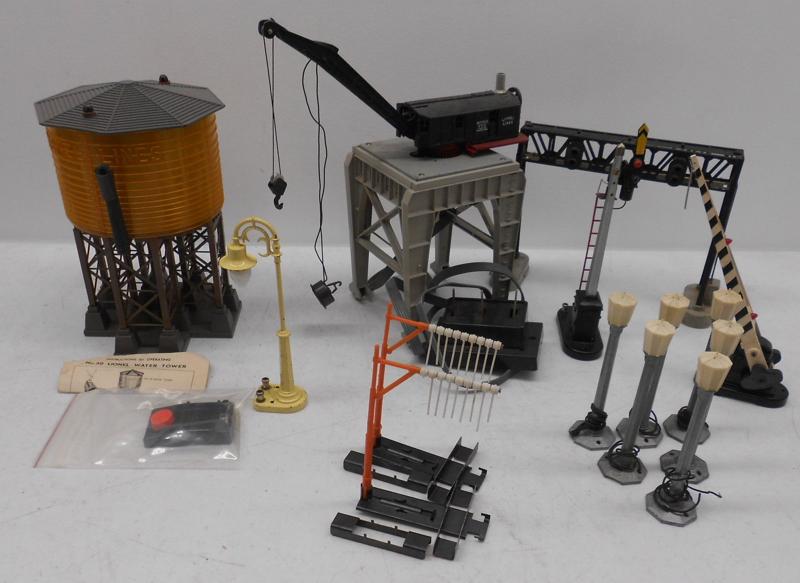 Lionel 027 Accessories: 30 Water Tower, 2830 Crane +, (1 of 2)