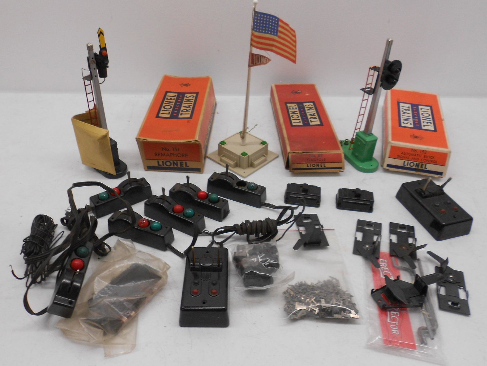 Lionel 027 Accessories: 151, 89, 153 + controllers (1 of 2)