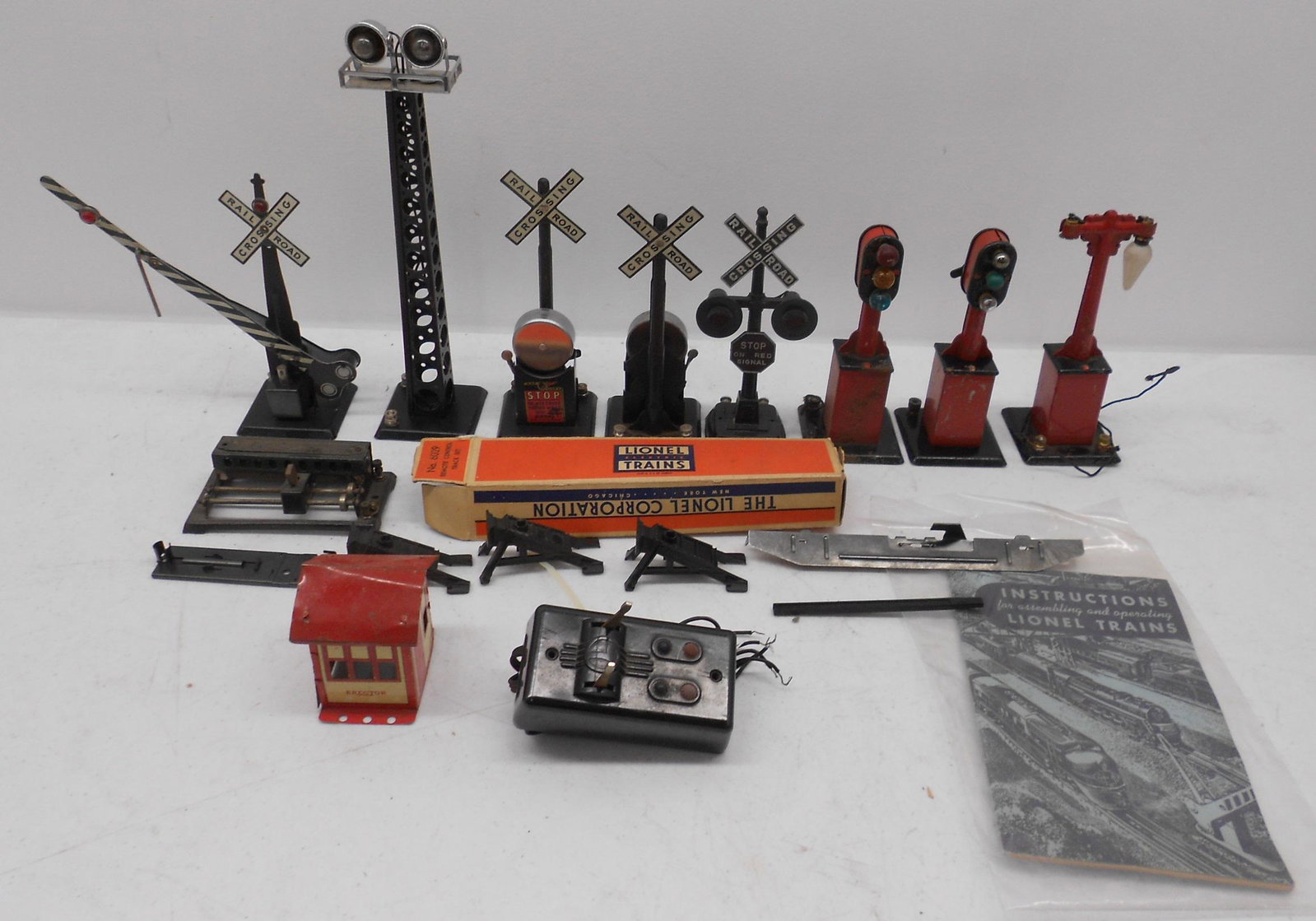 027 Accessories Marx & Lionel: 027 accessories several l\tower like items, bumpers, booklet. Expect use. Untested.