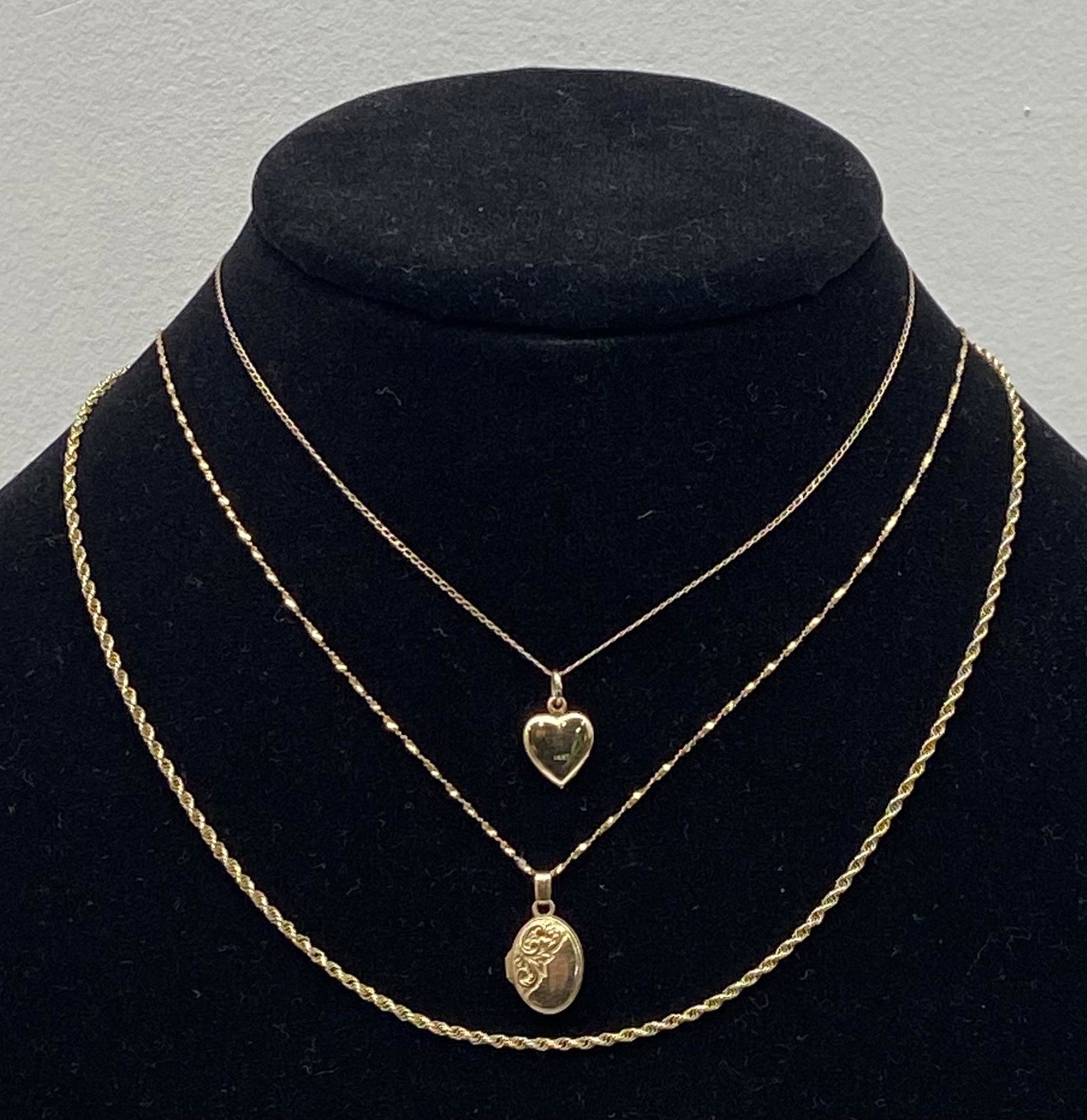 Gold Jewelry, 14k , thin chains.: 3 14k thin chains, 1. 14k w/gold locket, 18" L. 2 14k thin chains, 1 w/14k locket, 6 gr. total