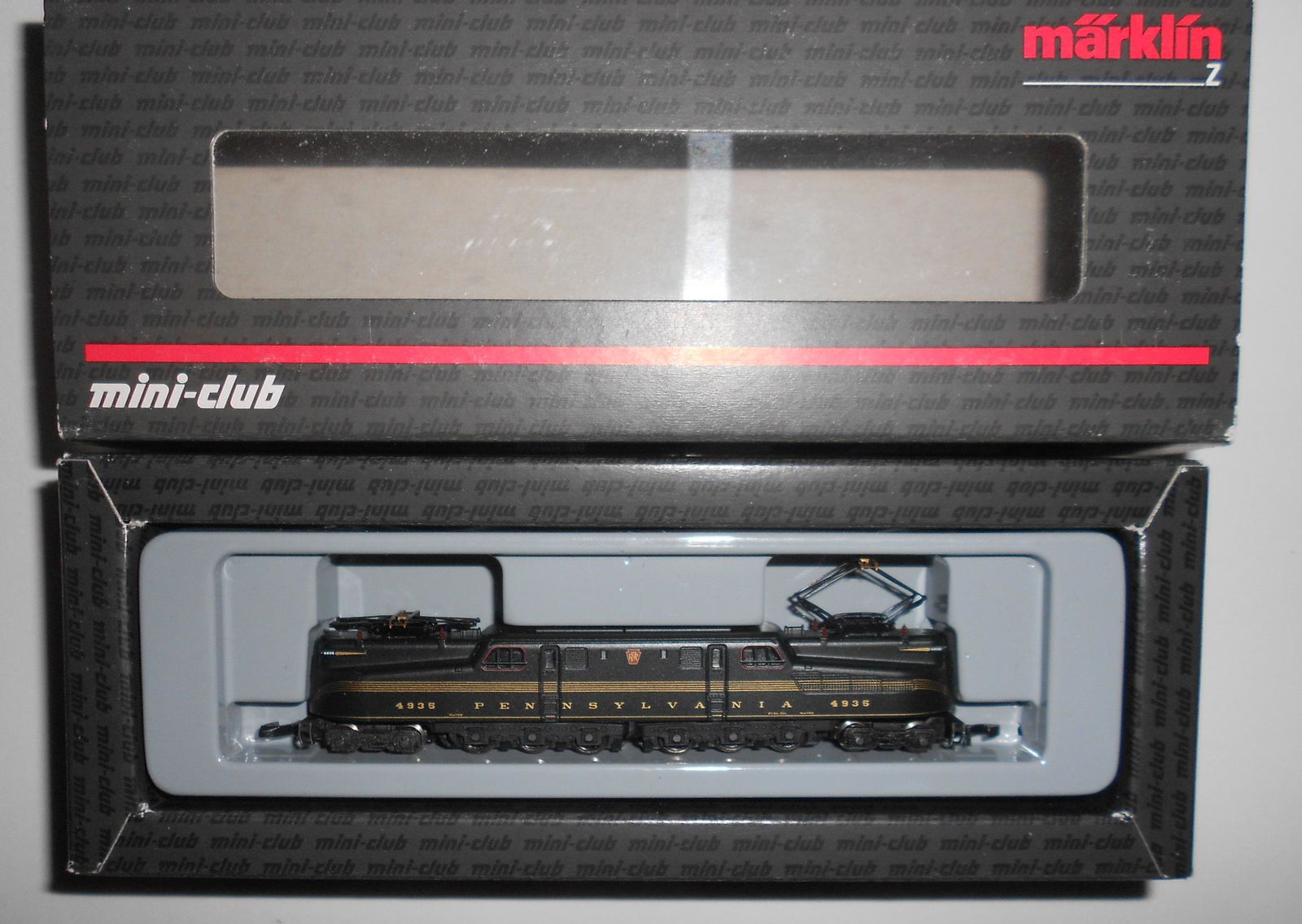 Z Scale Marklin Mini Pennsy GG1 Locomotive 88490: Z Scale Marklin Mini Club #88490 Pennsylvania Railroad GG1 as road #4935. Some outer box rubbing. Looks like it has never been run.