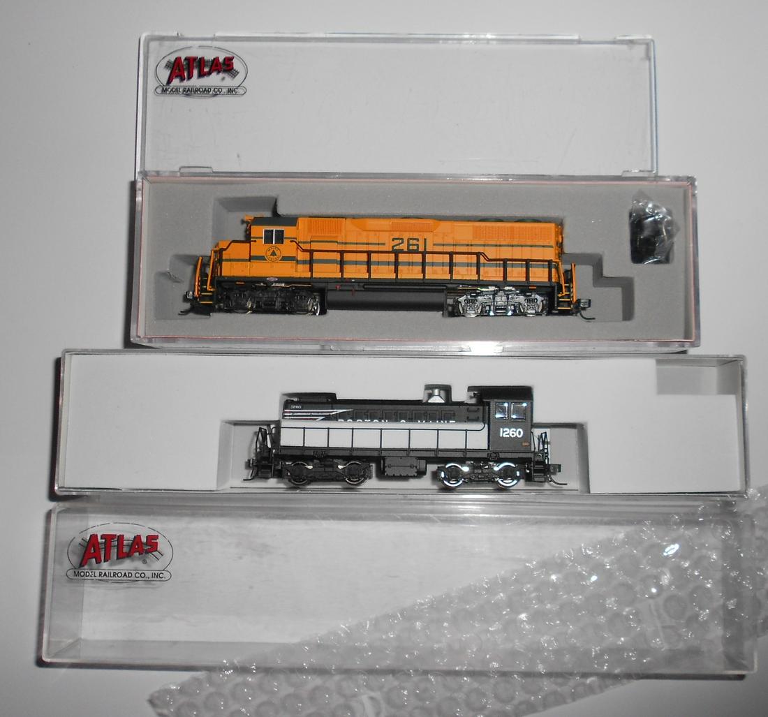 N Scale Atlas B&M & MEC Diesel Locomotives: N scale - A pair of diesel locomotives made by Atlas the Boston & Maine and Maine Central Railroads: (1) B&M Alco S2 seems newer, still has railing guards (2) Maine Central GP-28 seems older. Not sure