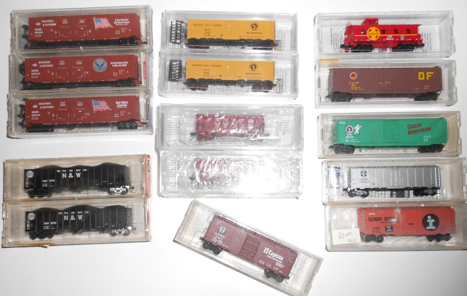 N scale 15 Freight Cars, Sets & Singles: N scale freight car sets and singles: Wiscinsic Comemorative 3 car set, N&W packed set, Great Northern Pacaged set, P&LE Bluford Shop hoppers. Also has 6 signle cars in individual cases.