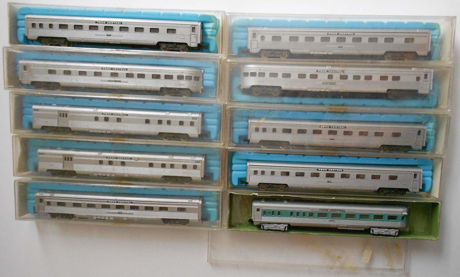 N Scale 10 Penn Central Passenger Cars: Atlas, Arnold: N scale passenger cars: Penn Central 9 Atlas and 1 Arnold. The Atlas cars are all silver, the Arnold Postage Stamp is in PC green. Some jewel case tops are missing. Some duplicate cars int eh Atlas gr