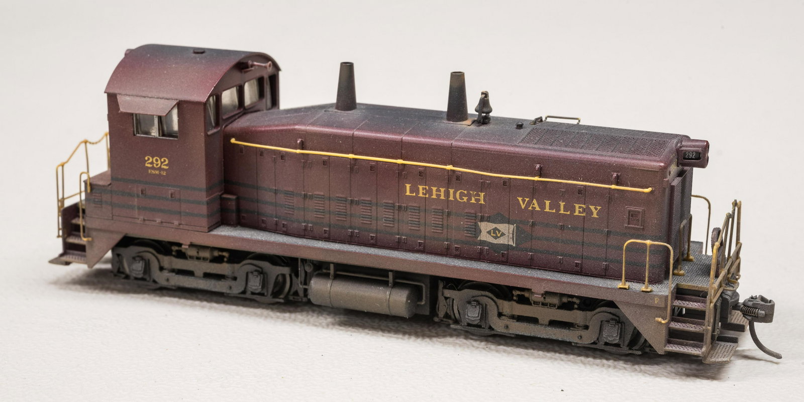HO Proto Lehigh Valley Switcher - pro weathering #292: HO scale Lehigh Valley SW diesel switcher as #292. Nice weathering, replacement box.