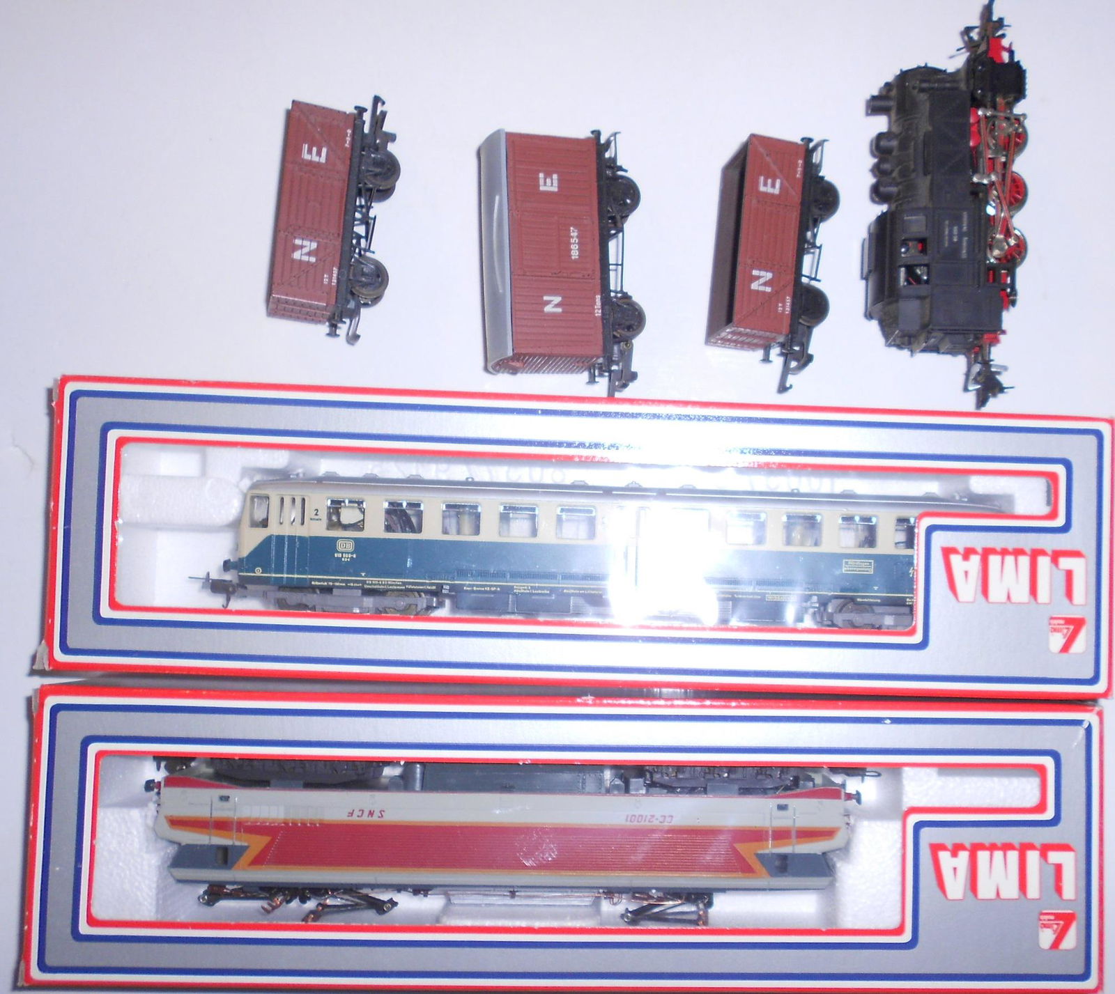 HO Scale European 0-6-0 2 Lima Powered Locos: HO scale assortment of European prototypes: Loose Fleishmann 0-6-0T steam locomotive and 2 boxed Lima powered units. 3 loose freight cars by Grafar.