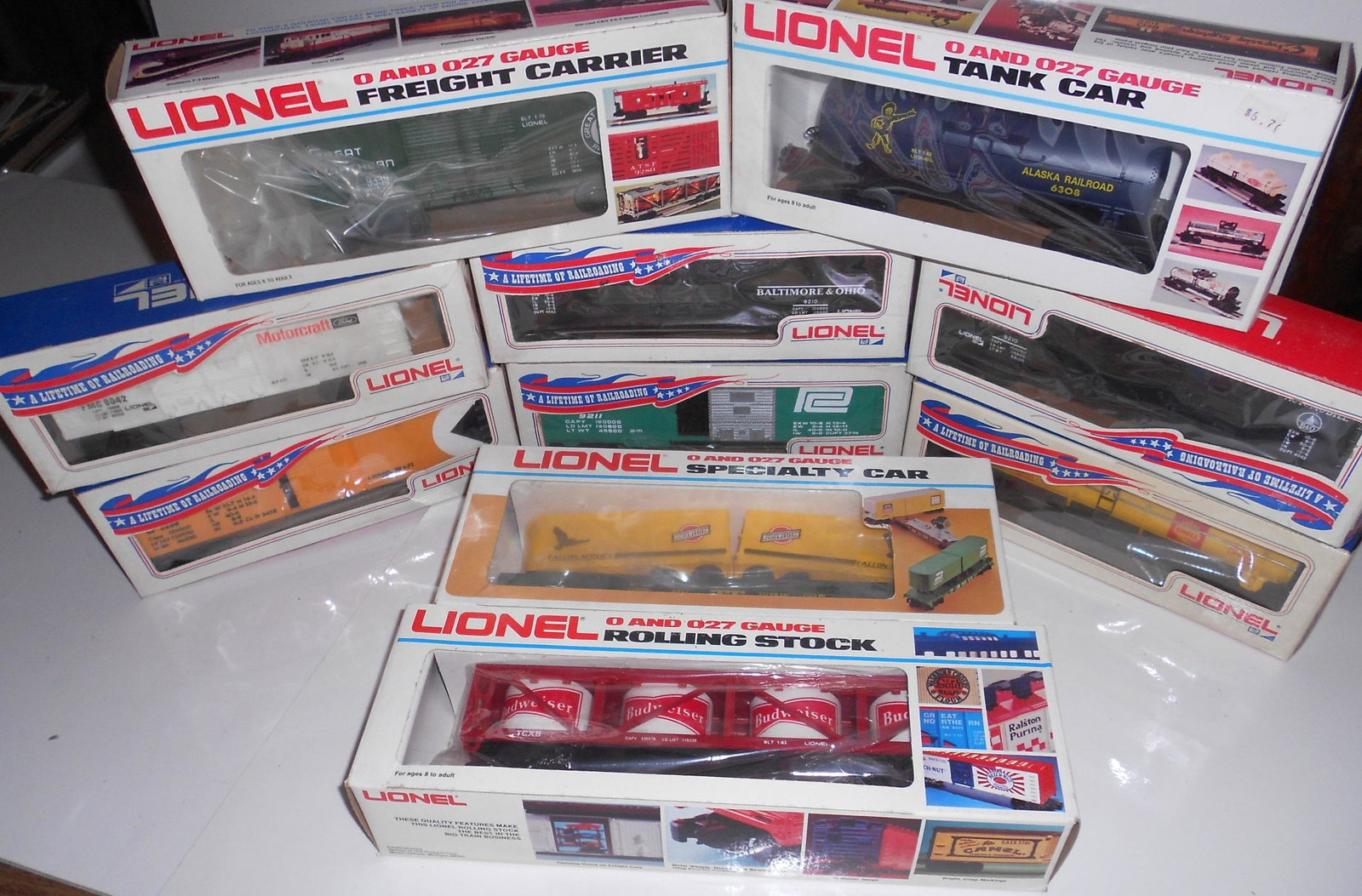Lionel 10 Boxed Freight Cars: 10 Lionel freight cars in boxes. Some boxes have rubbing and wear.