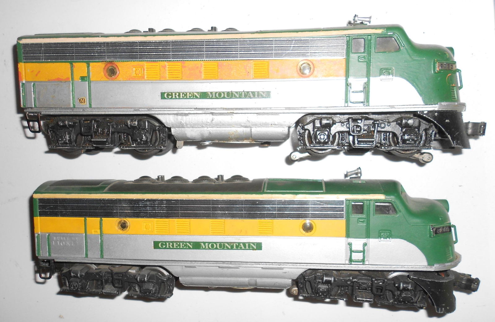 Lionel Custom "Green Mountain" 2333 & 2245: A pair of Lionel F7 diesel units painted as Green Mountain. They started out as 2333 and 2245. They look pretty good!