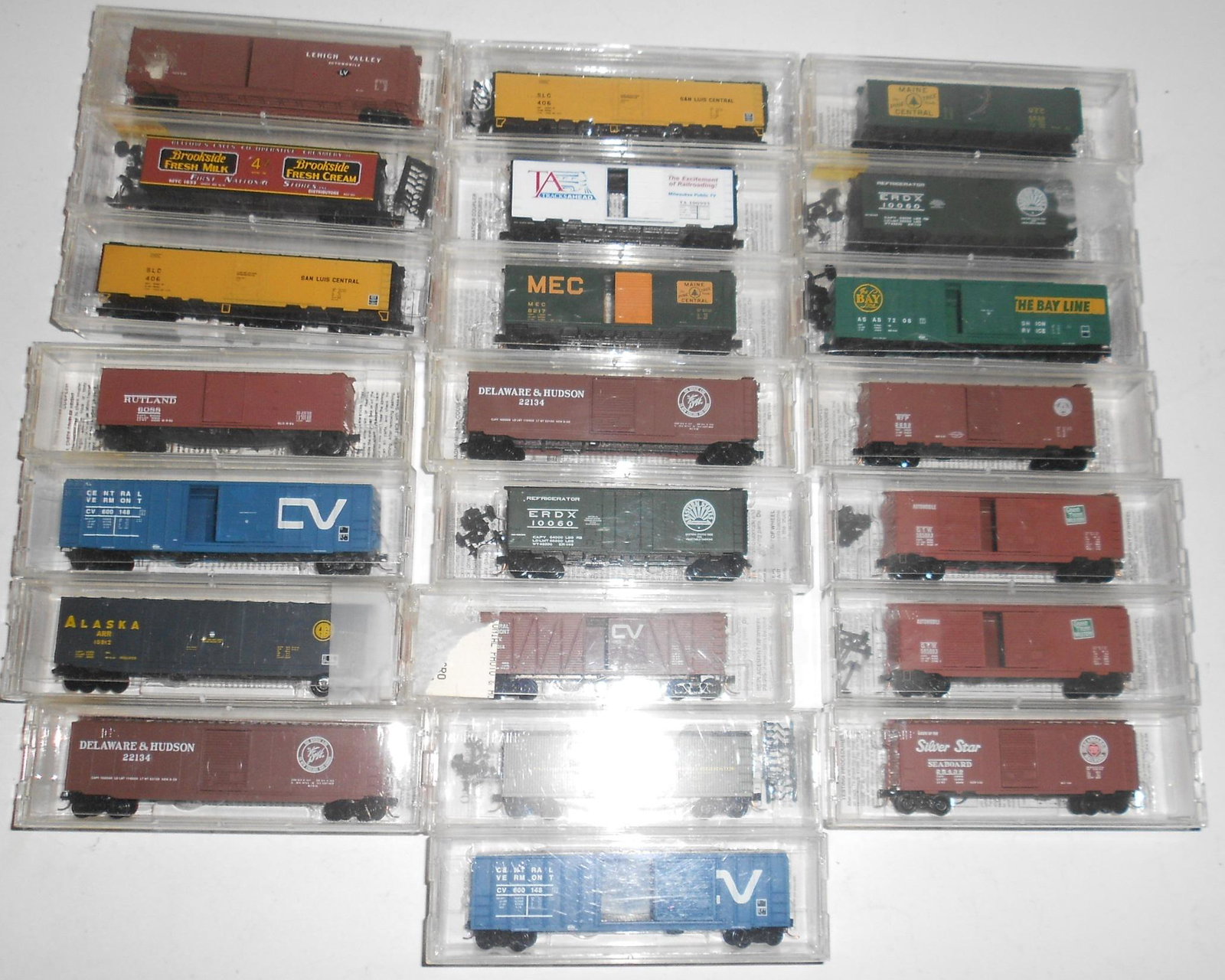 N Scale 22 Micro Trains Freight Cars in cases (1 of 3)