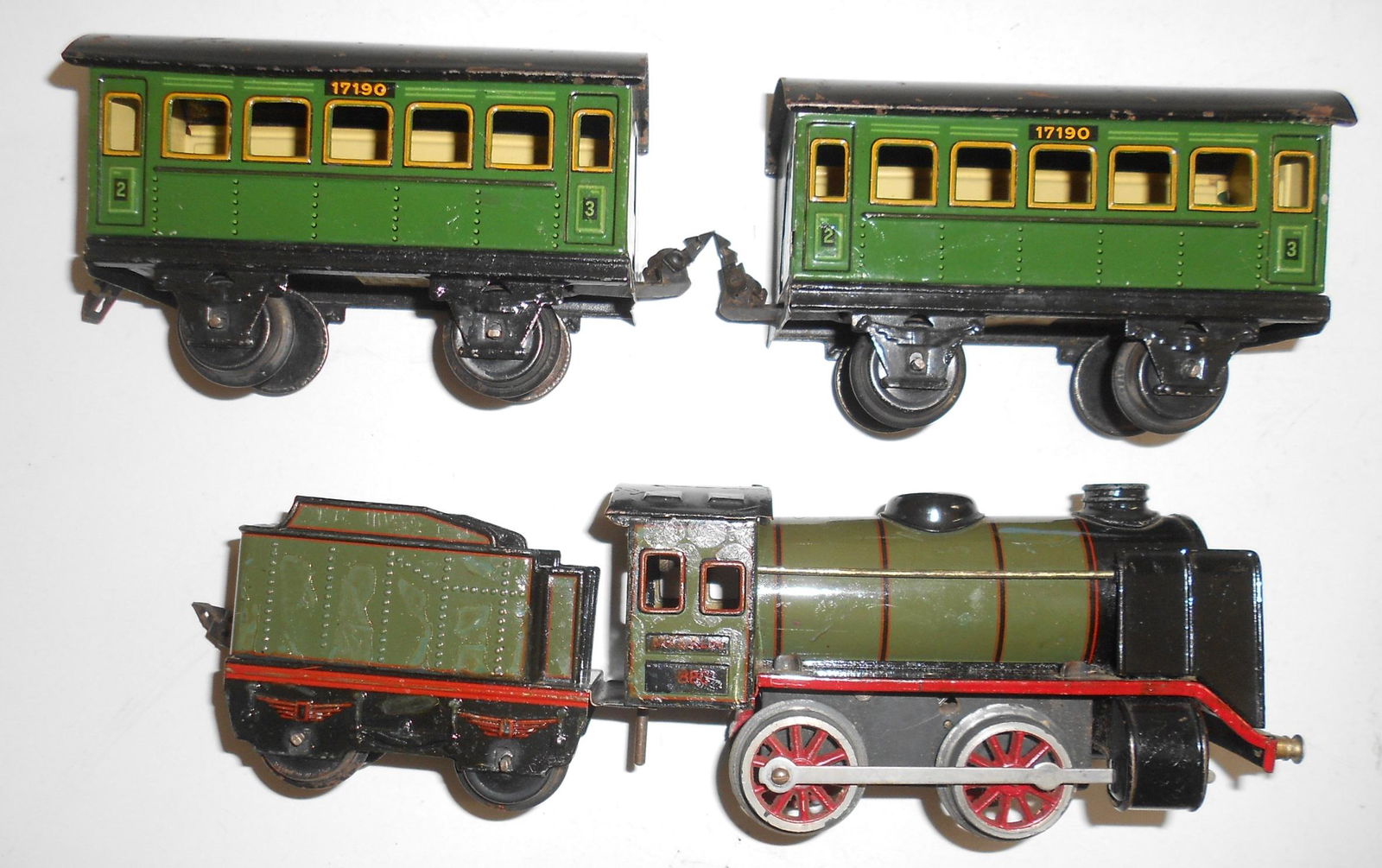 Marklin 880/2 Wind up Locomotive & two 17190 Cars (1 of 6)