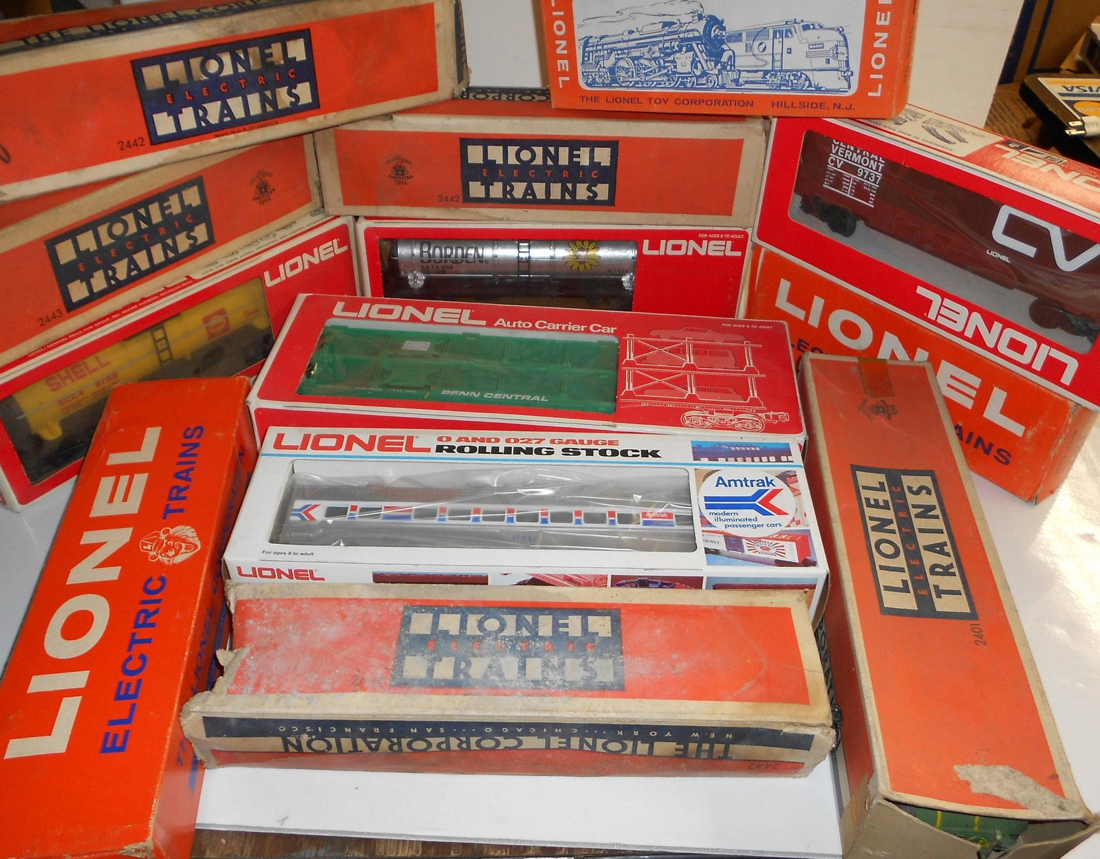 Lionel 13 Cars, original boxes,: Lionel 15 cars with some original boxes. See the picture for car list. Pullman tin passengers, car carrier, etc.