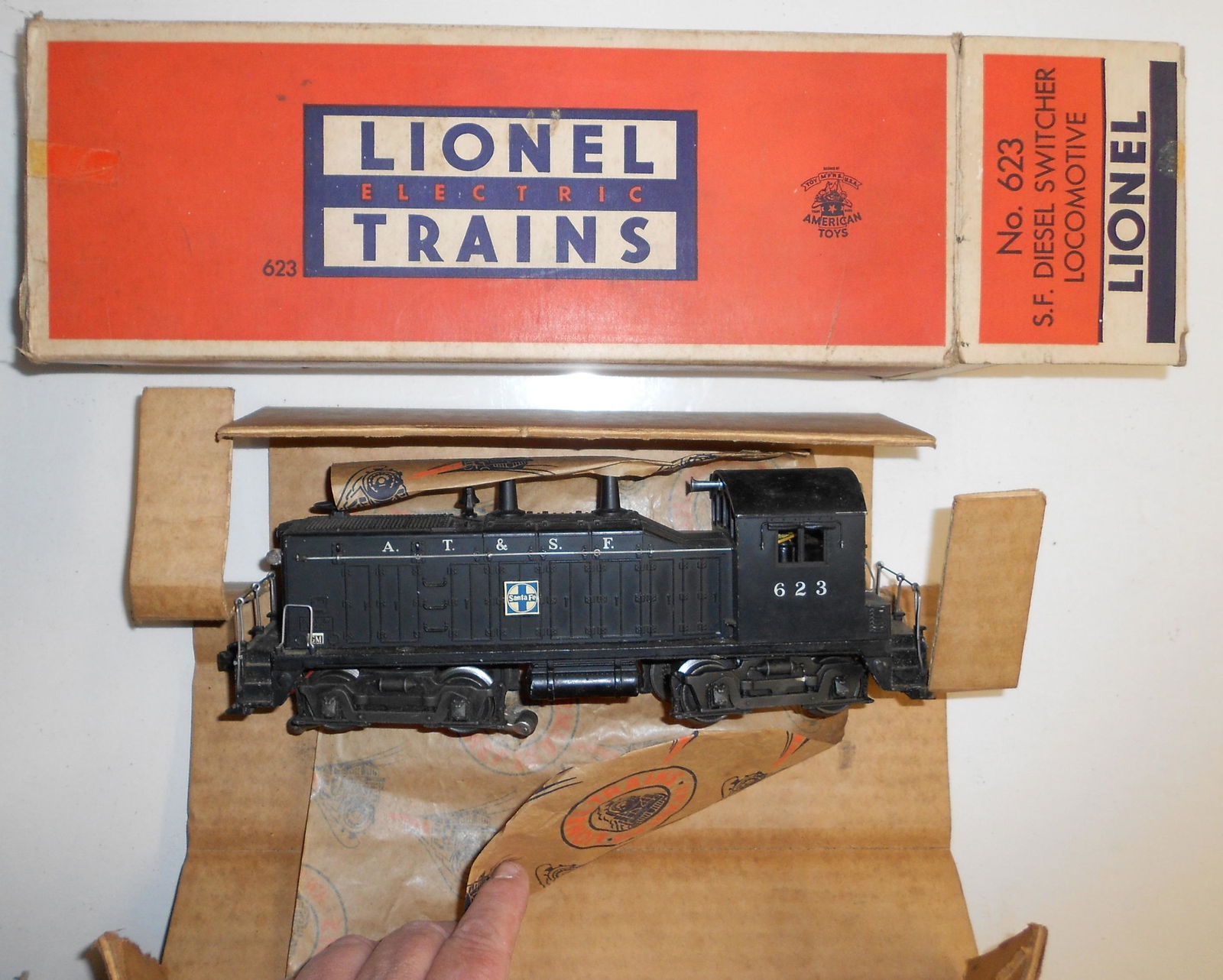 Lionel 623 Santa Fe Diesel Switcher w. Box (1 of 3)