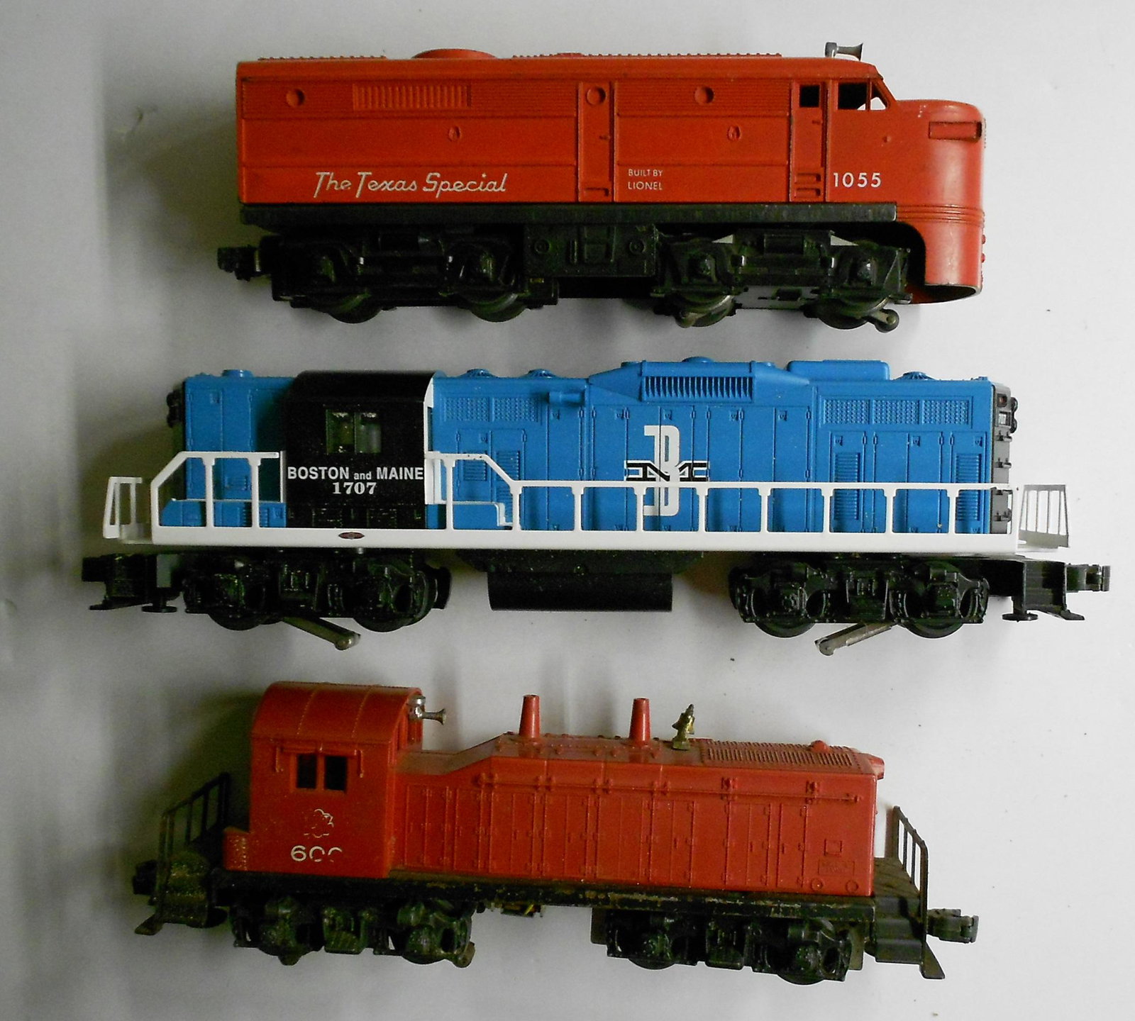 Lionel & Williams (3) Loose Diesels: A group of 3 loose diesels: (1) Lionel Texas Special 1055 with loose top (2) Williams Boston & Maine GP #1707 (3) MKT switcher #600. The Williams model is pretty clean, the Lionel's show real use.