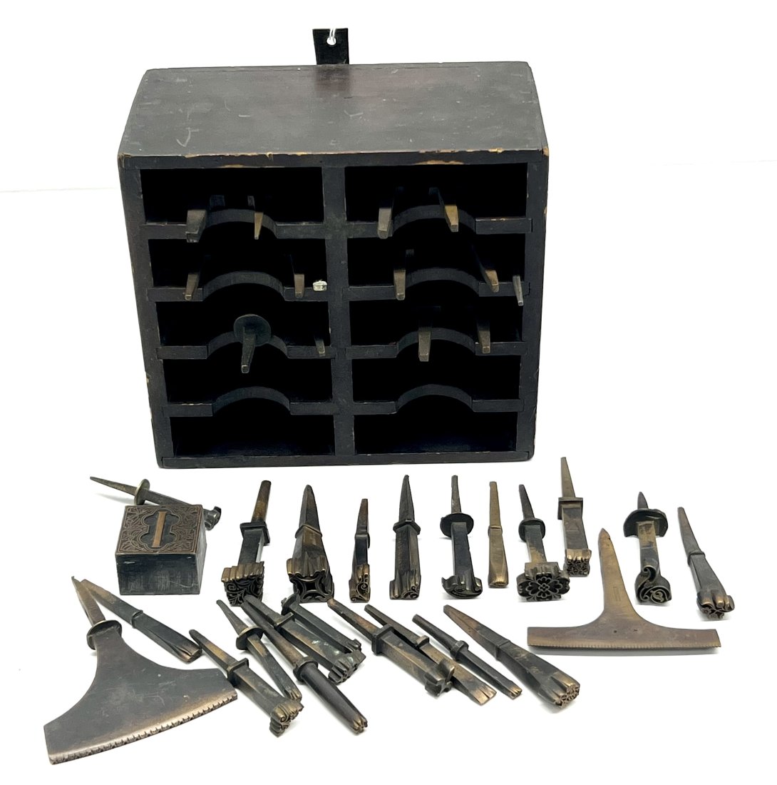 Bookbinder Pallets with Wooden Shelf (1 of 7)