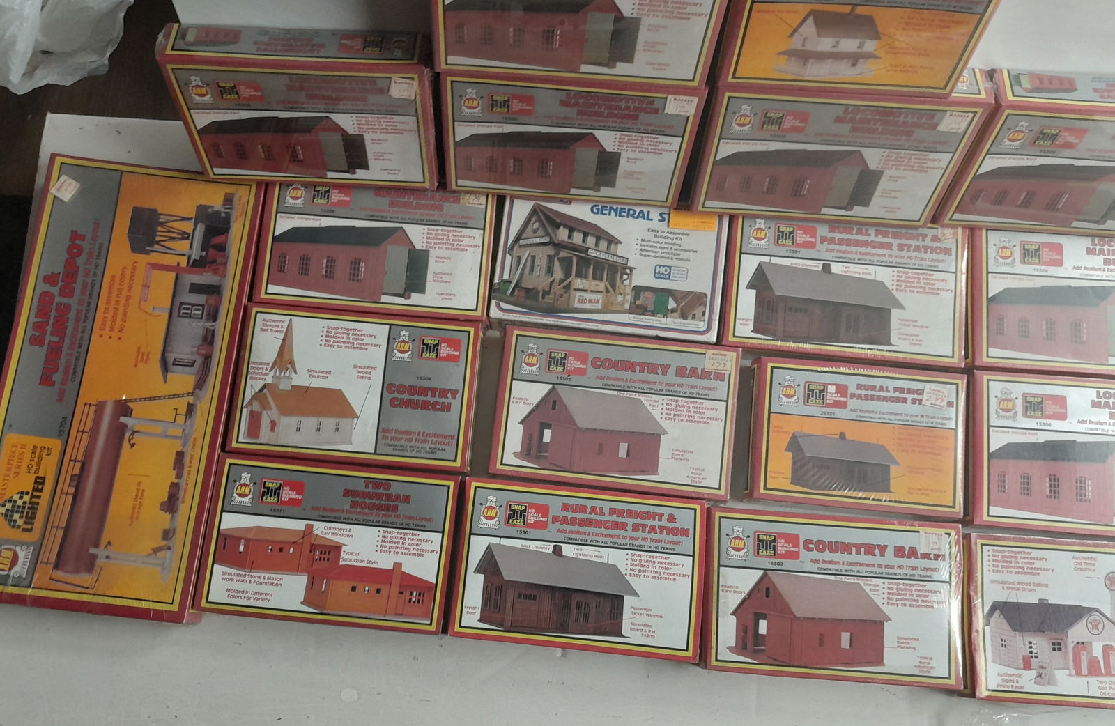 HO scale AHM and Life Like Structure kits (19) (1 of 2)