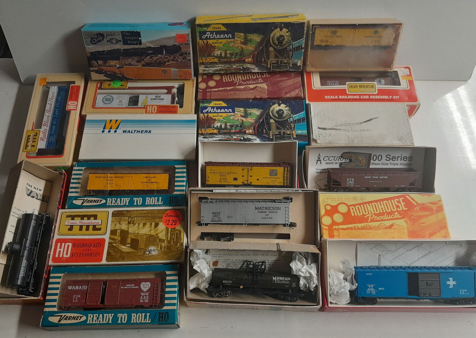 HO Scale - 20 Freight Cars, Diverse manufacturers and Age (1 of 2)