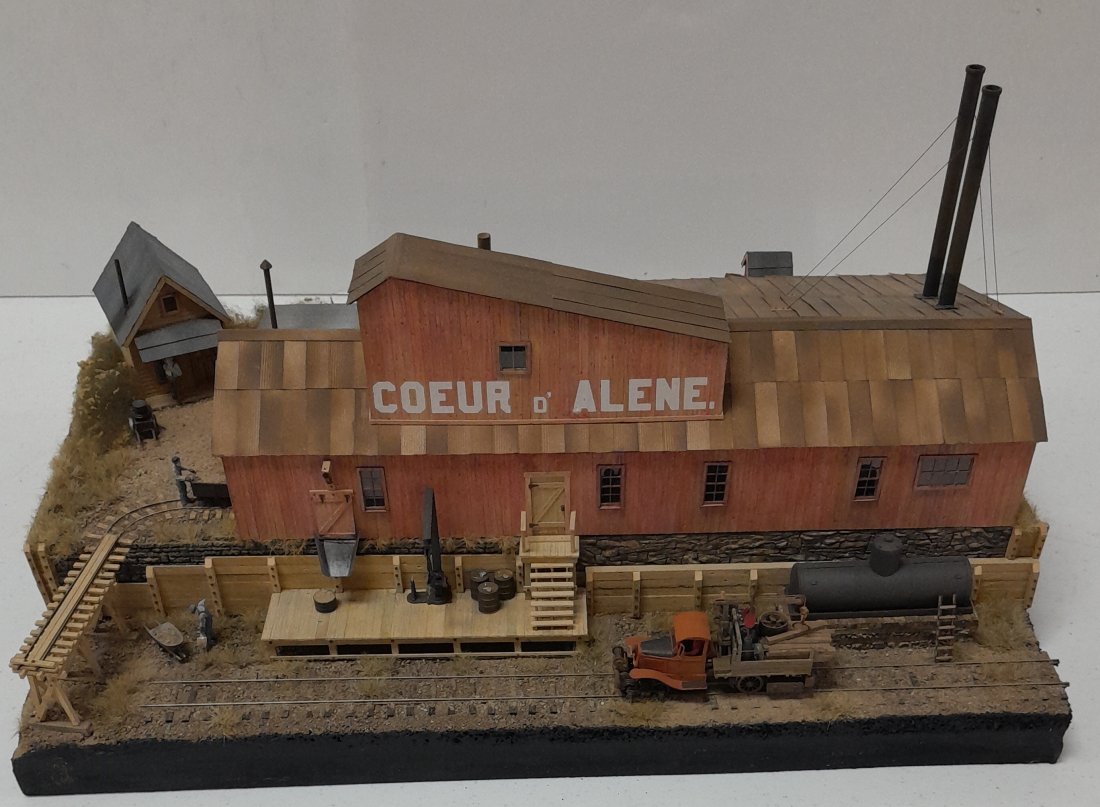 S Scale Coeur D'Alene Mine Diorama - nice: S scale diorama of the Coeur D'Alene mine. Fine detail by a great model maker. Includes Sn3 track. It measures about 18 1/2" x 11 3/4". We can not ship this item.