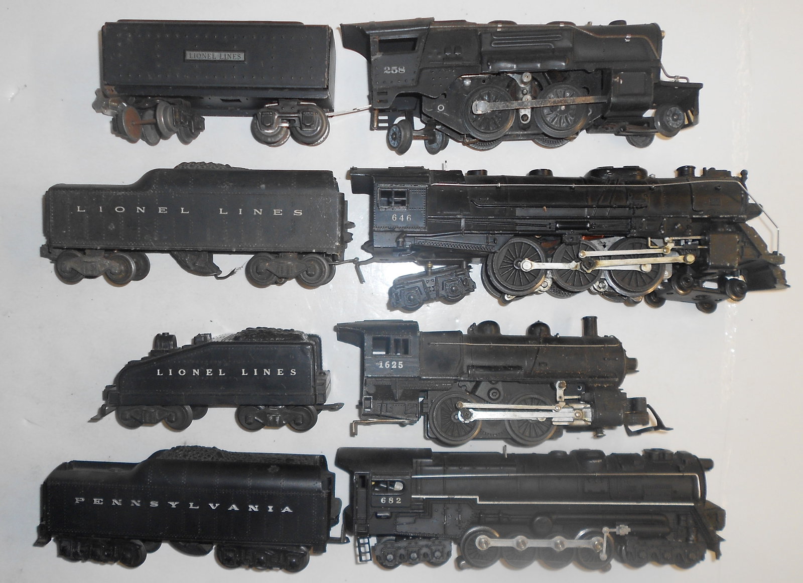 Lionel Steam Locomotives with Tenders (4): A group of Lionel O gauge steam locomotives with tenders: (1) 258 with 1689T (2) 646 (3) 1625 (4) 682 with Pennsylvania "scoop" tender. All show signs of use. Unknown running status.