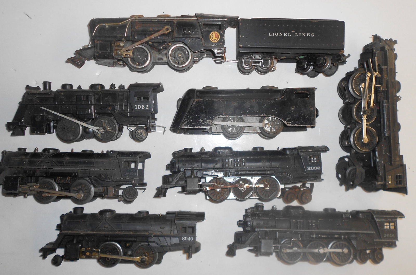 Lionel Steam Locomotives 8, plus 1 Tender: A group of 8 Lionel O gauge steam locomotives with 1 tender. I kept thee orphans in a separate box trying to match them up. Alas, these are the orphans. All show signs of use. Unknown running status.
