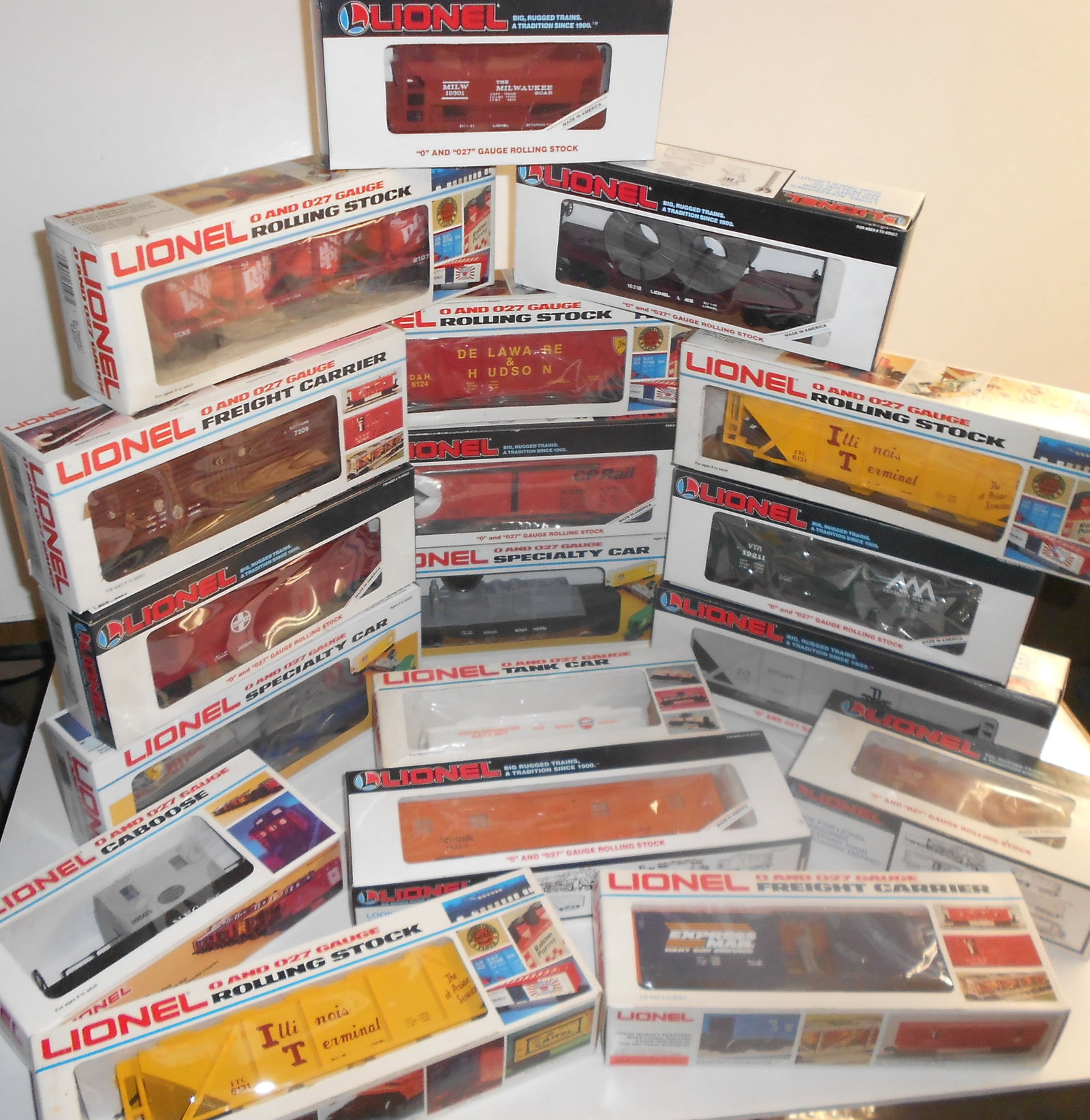 Lionel O Gauge Boxed Freight Cars (18): Lionel boxed freight cars. Various age and types. Some show signs of wear to plastic windows from storage.