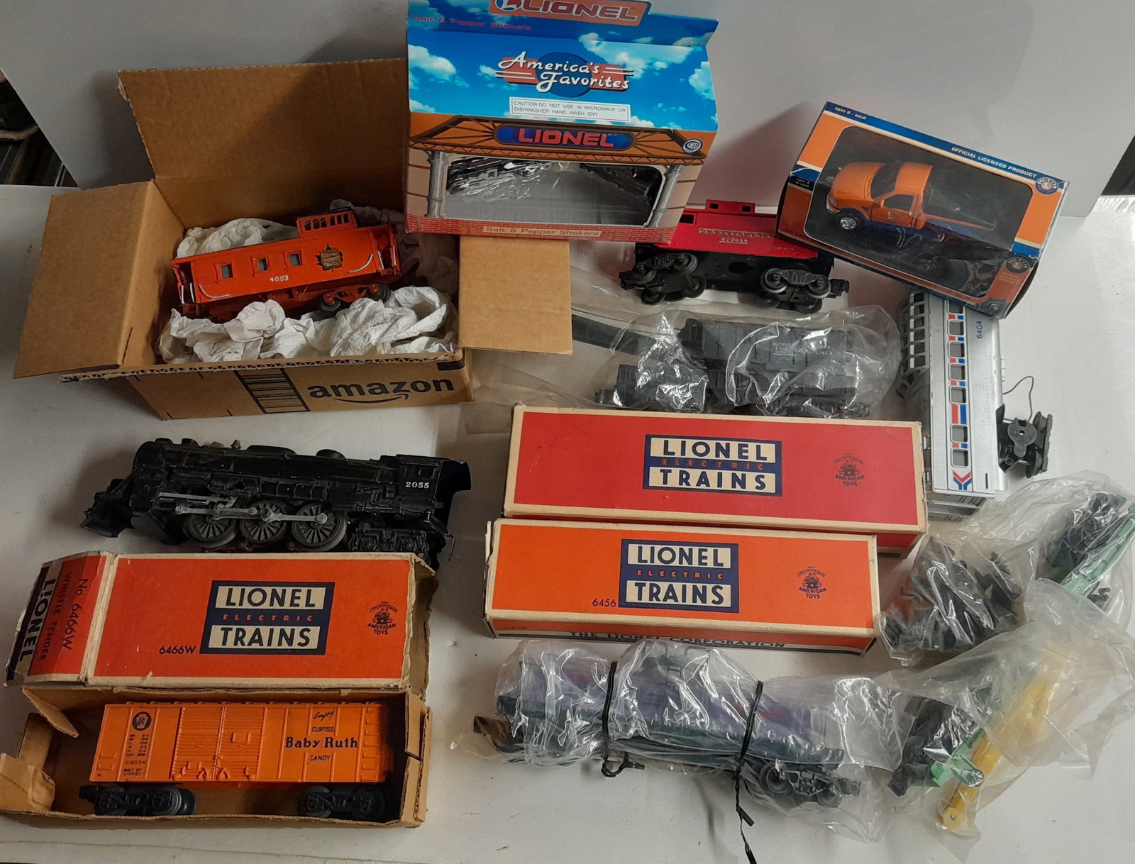 Lionel Mixed Cars: Bubbler, Crane Car more: Mixed Lionel freight cars including the bubbling tank, Bucyrus Crane car, etc.