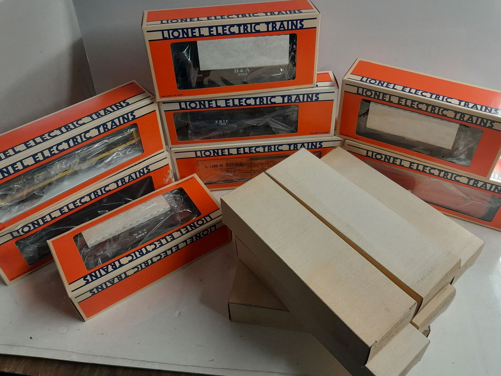 Lionel Freight Cars (16) 8 + 8 (1 of 2)