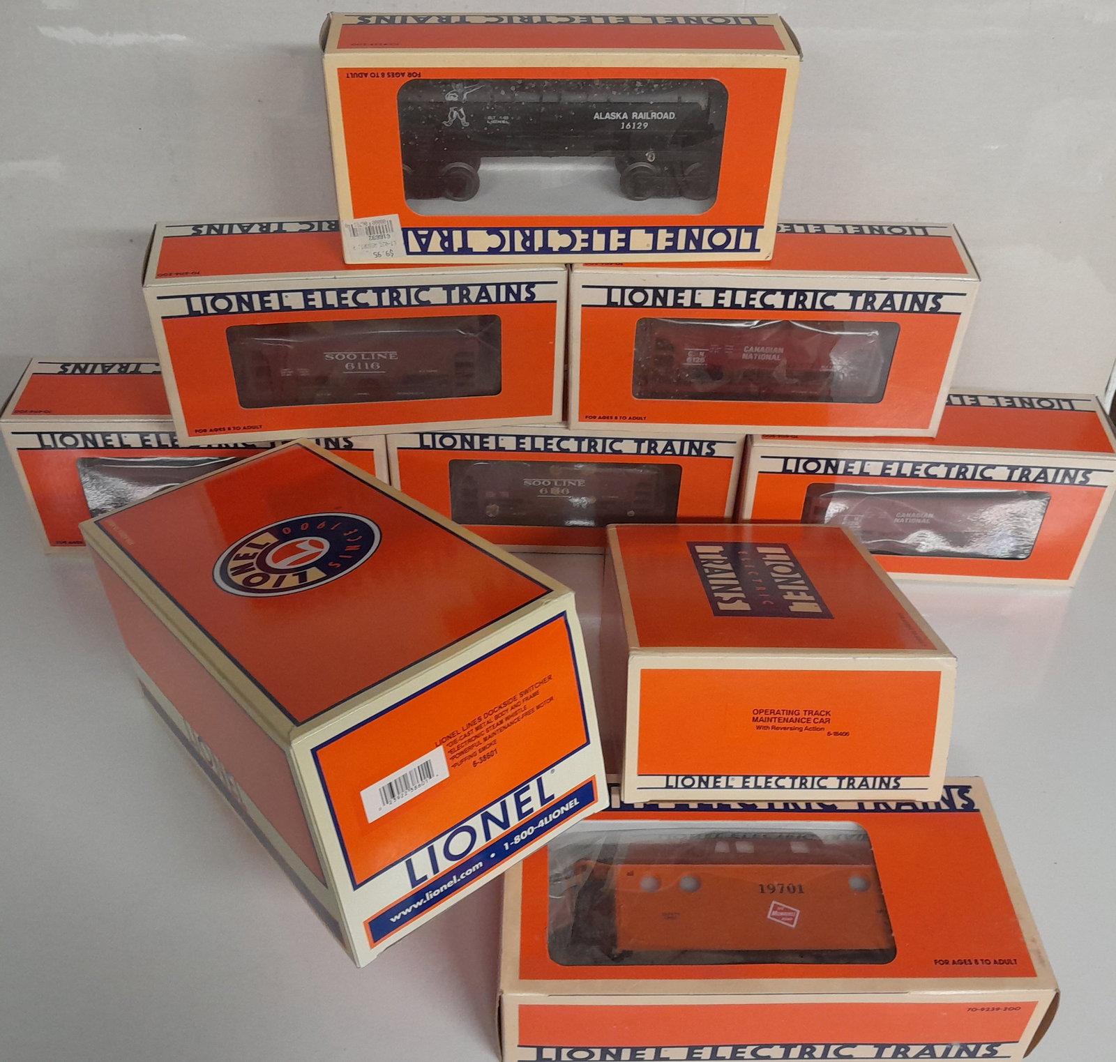 Lionel Dockside Switcher, 6-18406 & more: Lionel cars with Dockside switcher 6-38601 and Track car 6-18406 and several others.