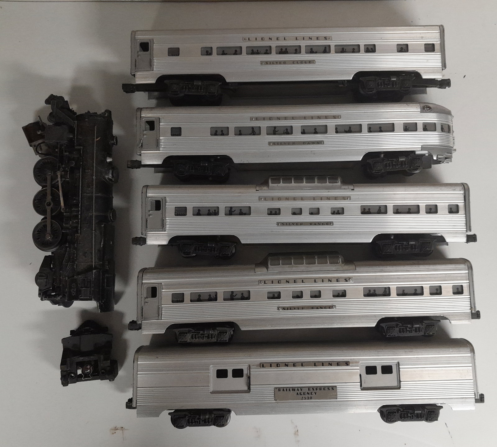 Lionel 5 "Silver" Zephyr cars and a beater 675 loco: Lionel 5 Passenger cars with "Silver" (California Zephyr) on names. For some reason a beater 2-6-2 #675 is included. Cars are good.