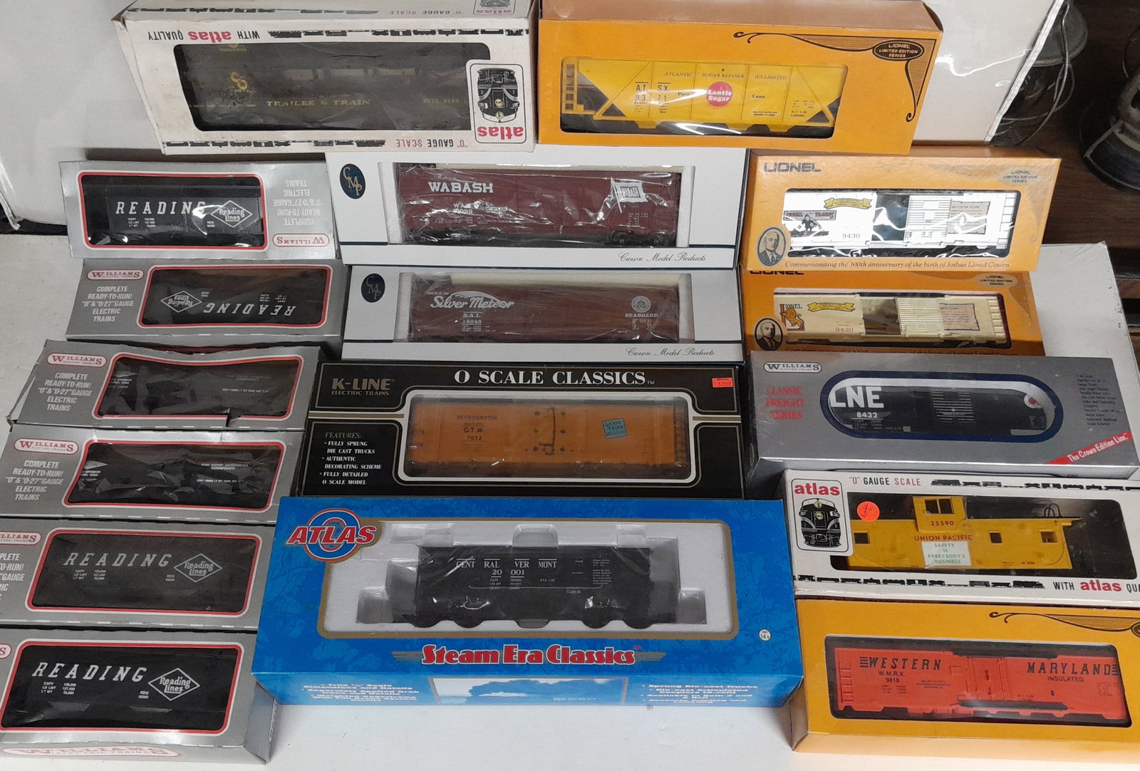 O Gauge Cars Williams, Atlas, Lionel etc. (17): 17 cars by various manufacturers in O gauge. Some better condition than others. Some boxes have wear.