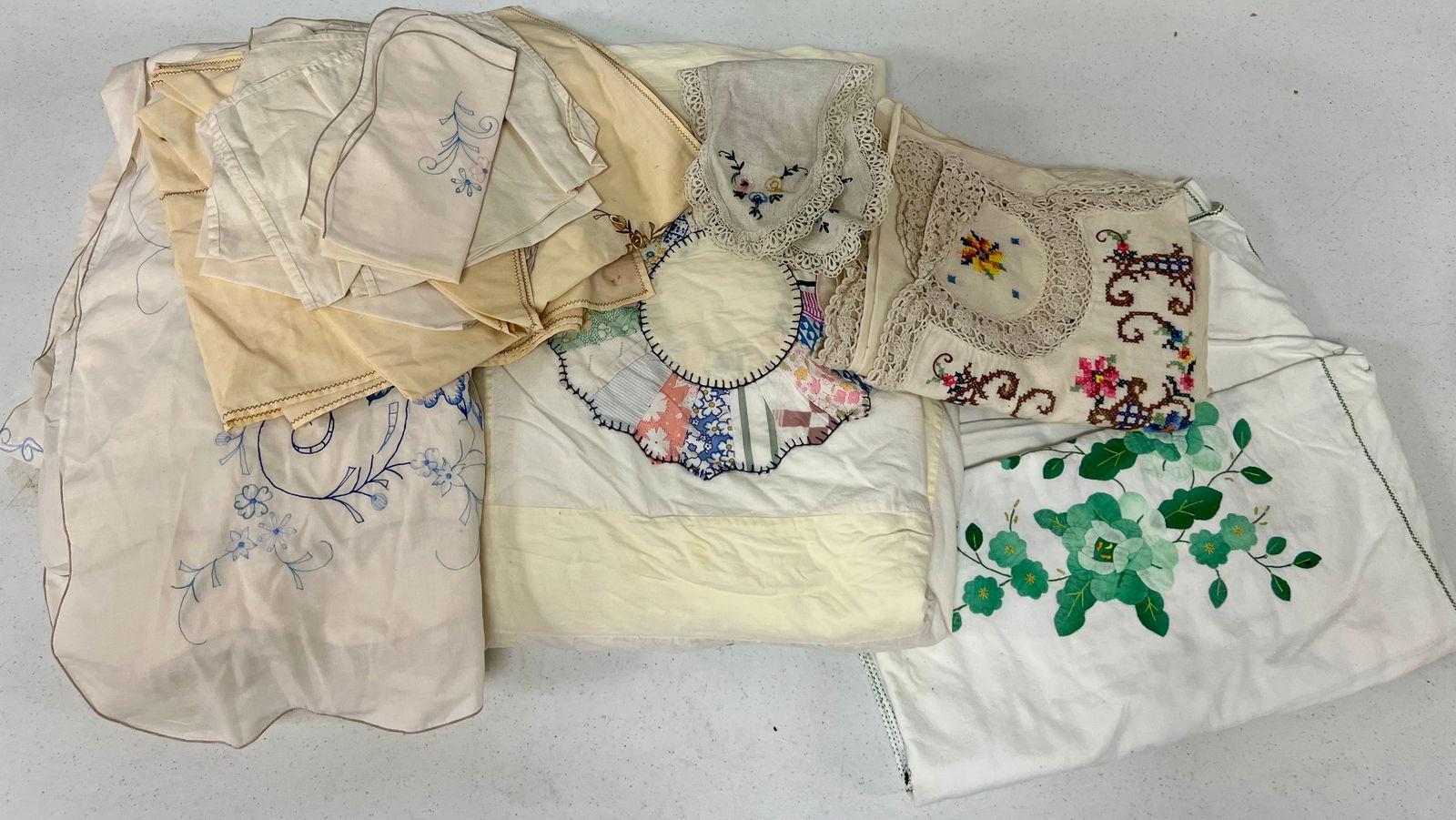 Needlework, Linen, Quilt, Doilies Etc (1 of 4)